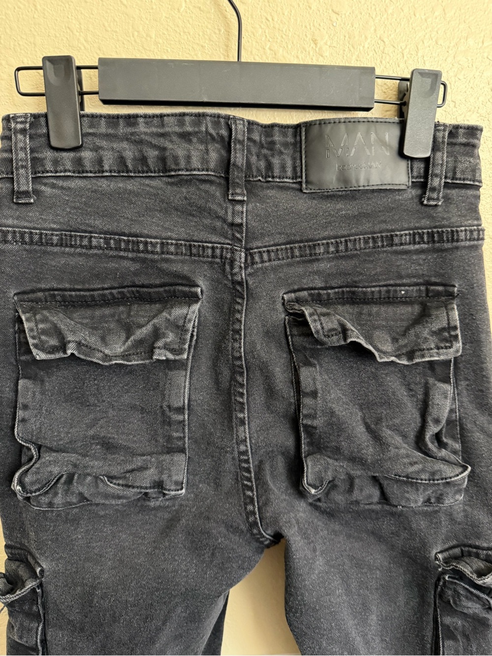 Boohoo Mens Black Washed Cargo Jeans with Utility Pockets - Picture 5 of 5